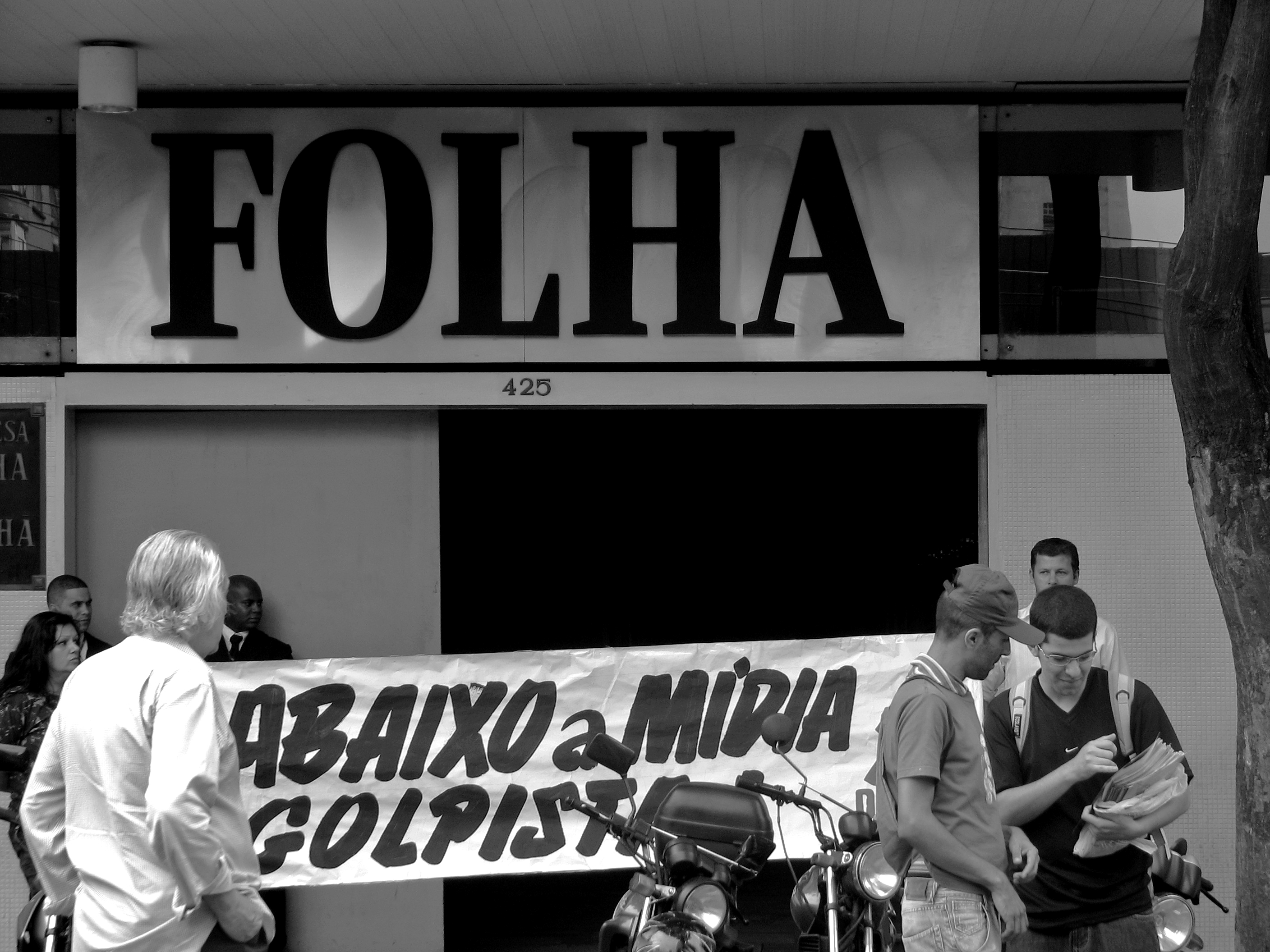 Protesto na 'Folha' em 2009: governo e jornalismo continuam; o que mudou foi a administração. Foto: Gabriel Fernandes/Wikimedia